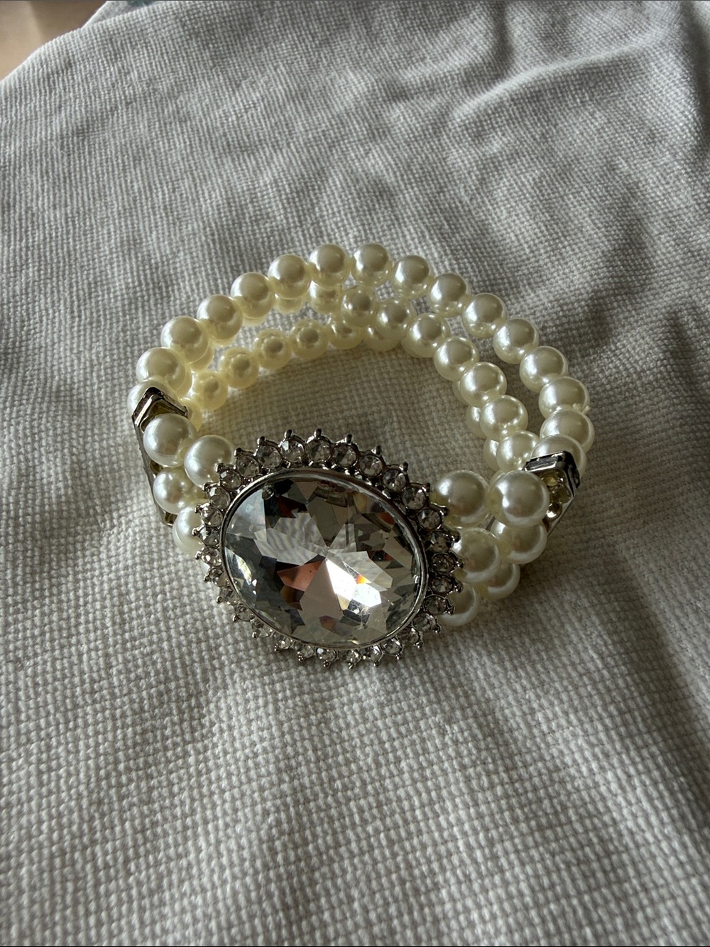 Elegant faux Pearl Stretch Bracelet with Crystal Centerpiece - Ivory